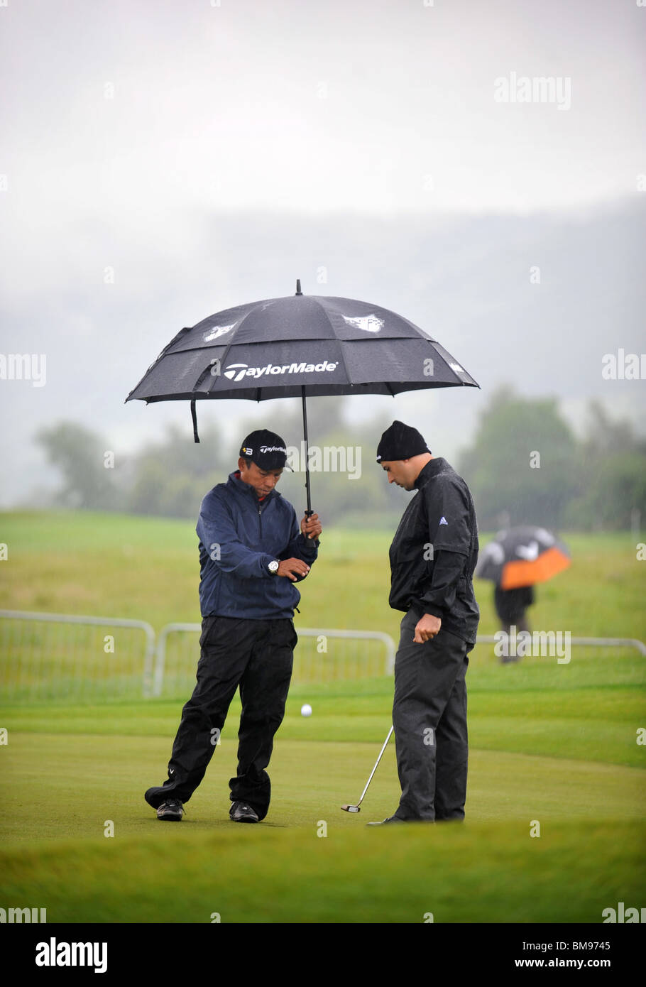 Gli amanti del golf pratica nonostante la pioggia gallese presso il Celtic Manor Wales Open 2008 Foto Stock