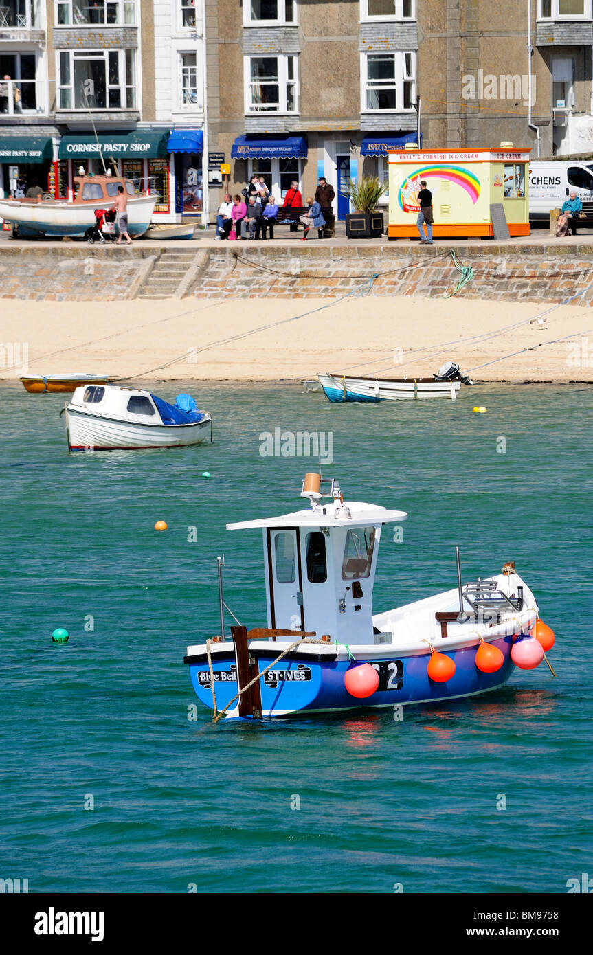 Una piccola barca da pesca nel porto di st.ives, Cornwall, Regno Unito Foto Stock