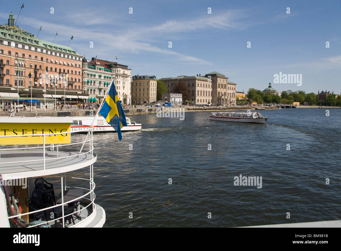 Le imbarcazioni turistiche al di fuori del Grand Hotel nella città di Stoccolma in Svezia Foto Stock