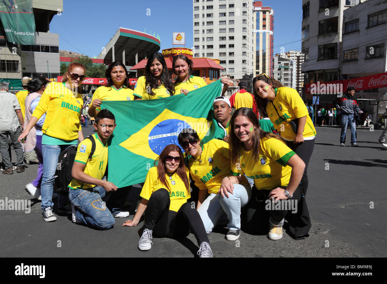 Gli appassionati di calcio brasiliani seguono la loro squadra per una partita di qualificazione per la Coppa del mondo 2014 disputata il 11 ottobre 2009 a la Paz, Bolivia Foto Stock