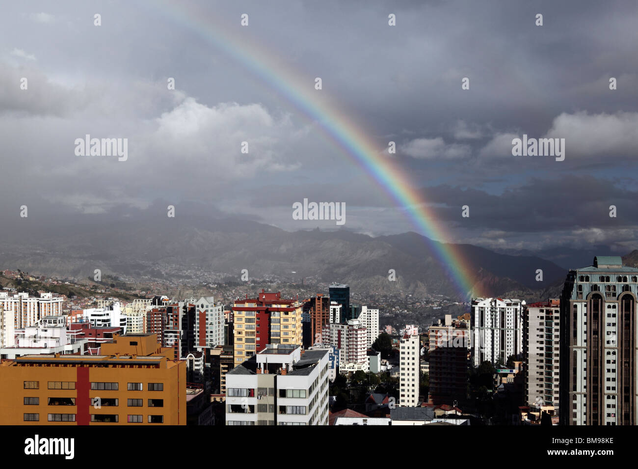 Cieli arcobaleno e tempestosi su edifici alti a Sopocachi, la Paz centrale nella stagione delle piogge, Bolivia Foto Stock