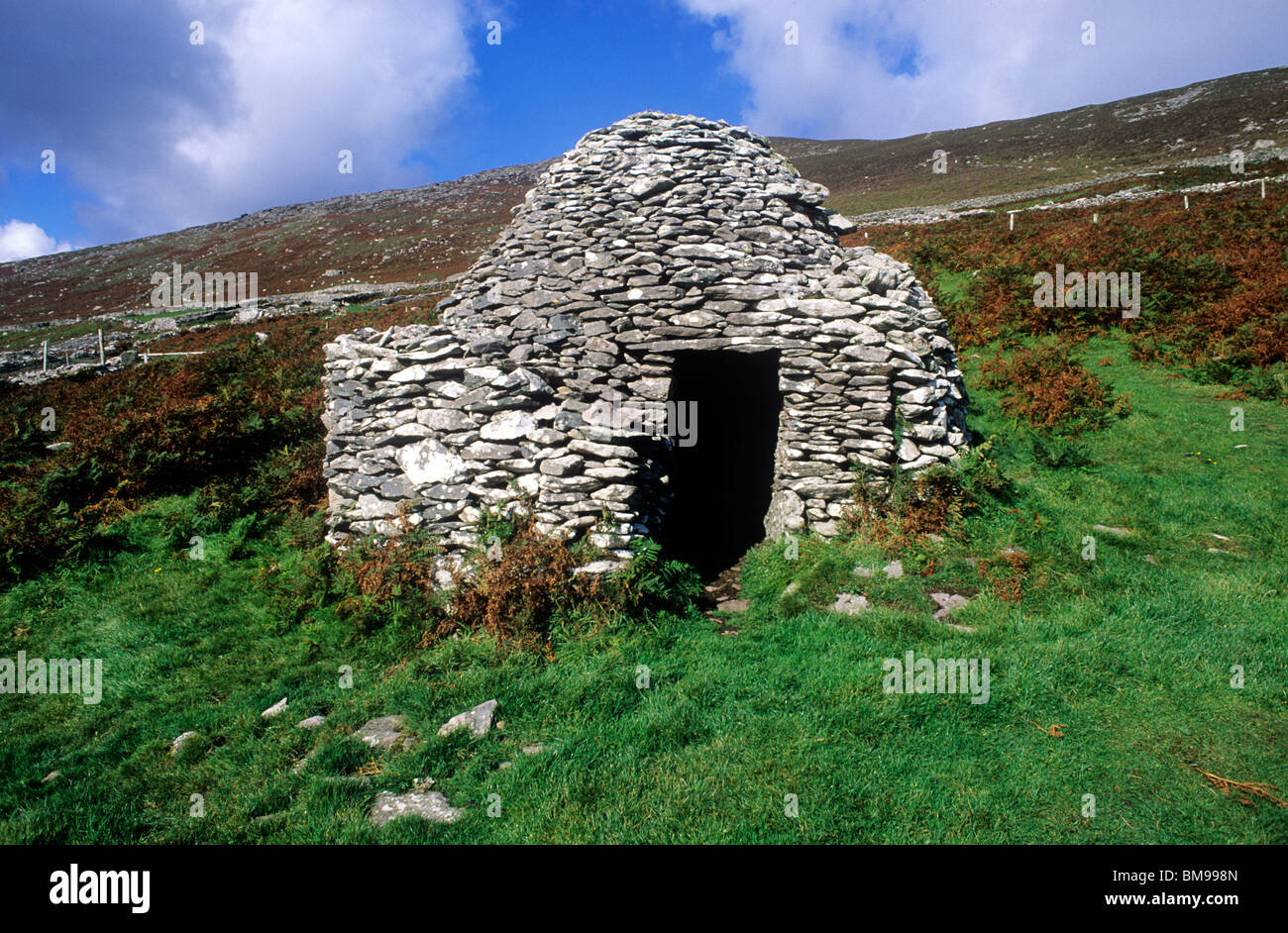 Alveare preistorici Bee Hive capanna, penisola di Dingle, nella contea di Kerry Irlanda Eire irlandese abitazione in pietra delle abitazioni di capanne Foto Stock