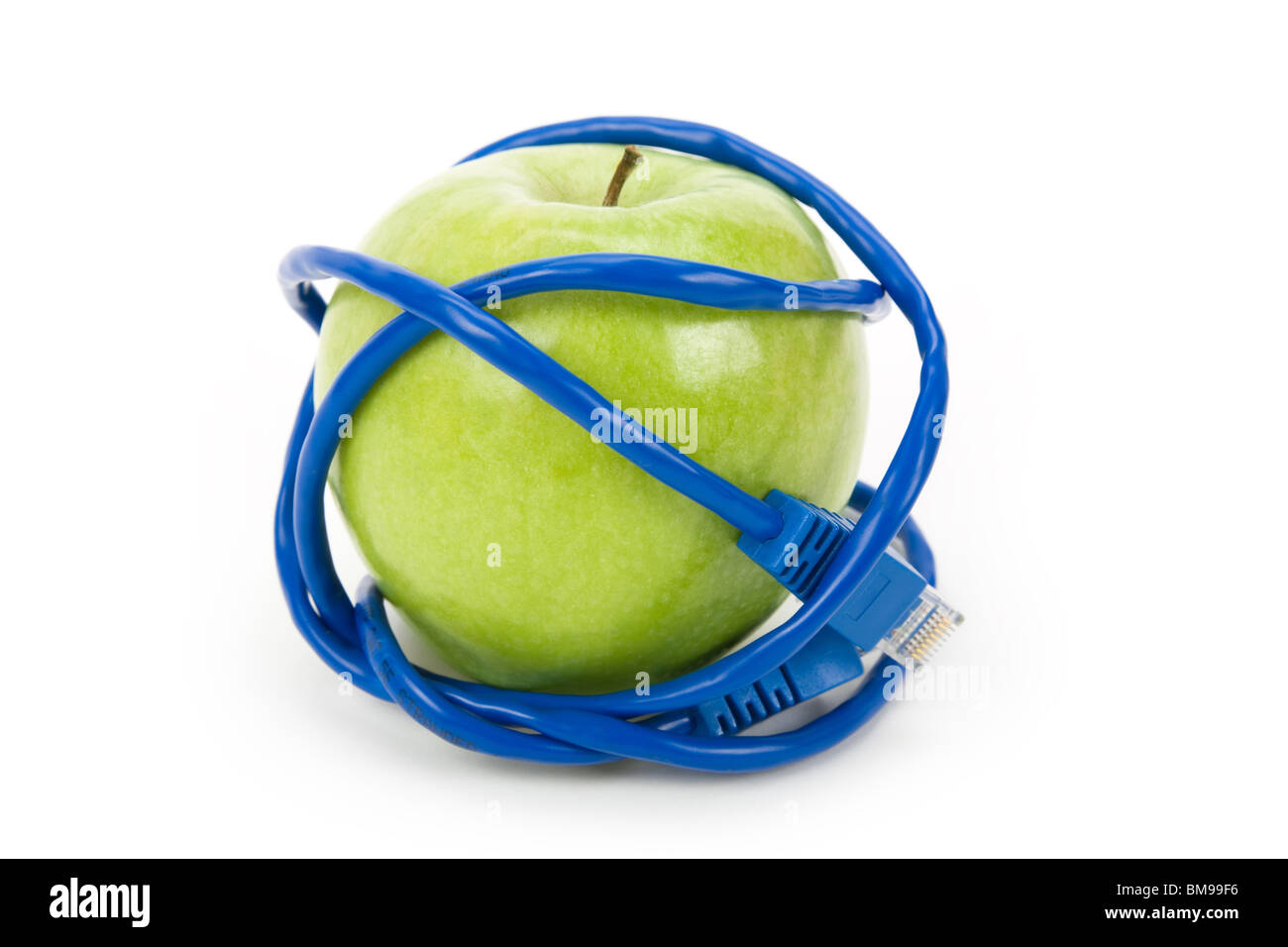 Green apple e il cavo di rete, pericolo di internet Foto Stock