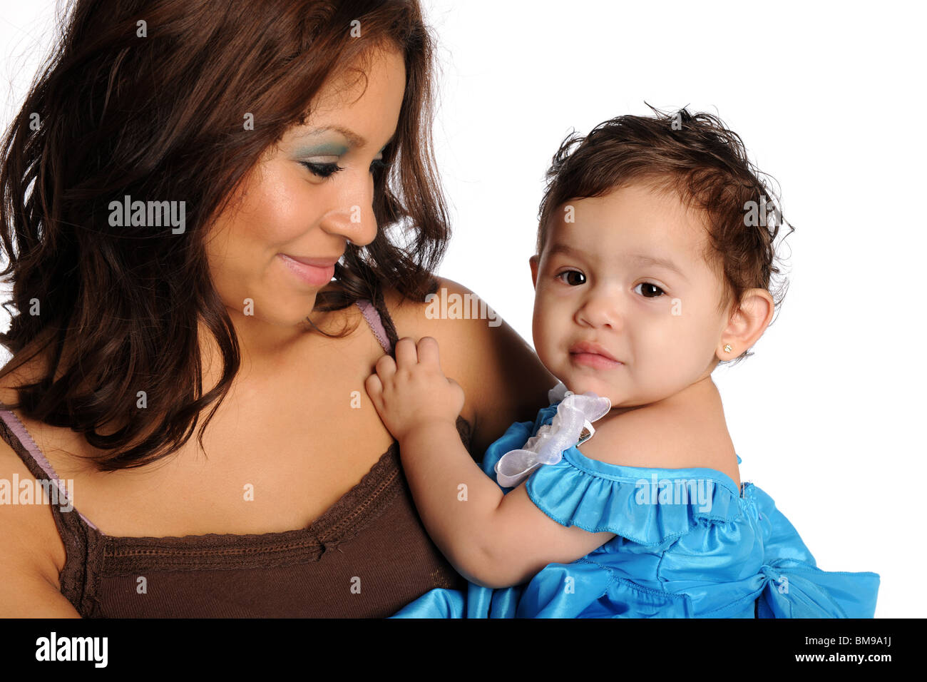 Ispanico madre e figlia isolate su sfondo bianco Foto Stock