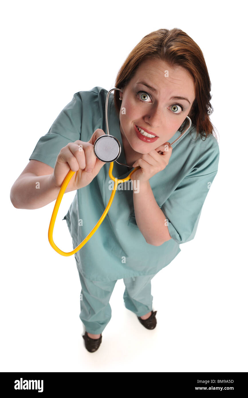 Giovani health care provider con uno stetoscopio visto da un angolo alto isolato su bianco Foto Stock