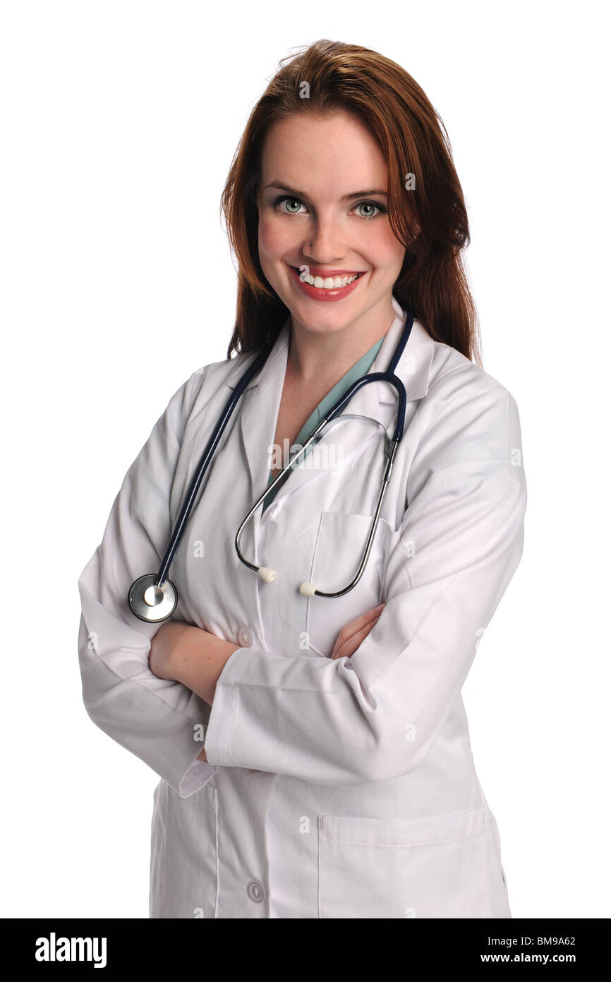 Bella giovane medico sorridente con le braccia incrociate isolate su sfondo bianco Foto Stock