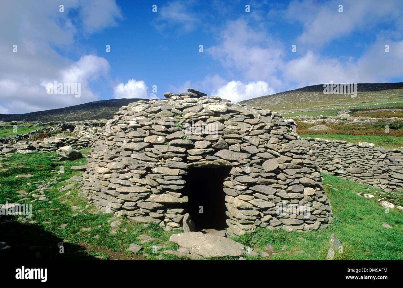 Alveare preistorici Bee Hive capanna, gruppo di Fahan, penisola di Dingle, nella contea di Kerry Irlanda Eire irlandese abitazione in pietra delle abitazioni di capanne Foto Stock