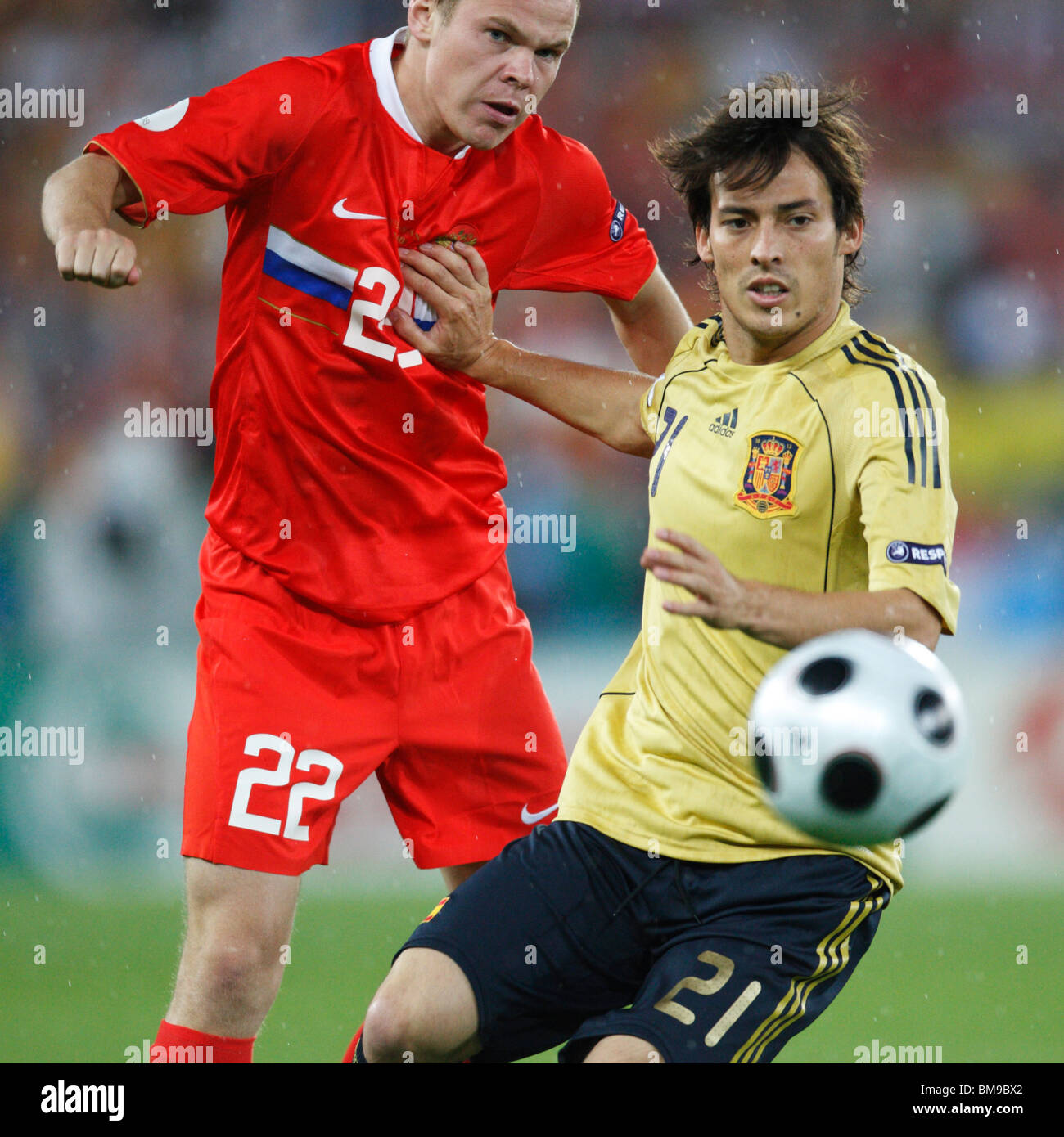 Aleksandr Anyukov della Russia (l) battaglie della Spagna del David Silva (r) durante UEFA EURO 2008 semi-finale di partita di calcio il 26 giugno 2008. Foto Stock