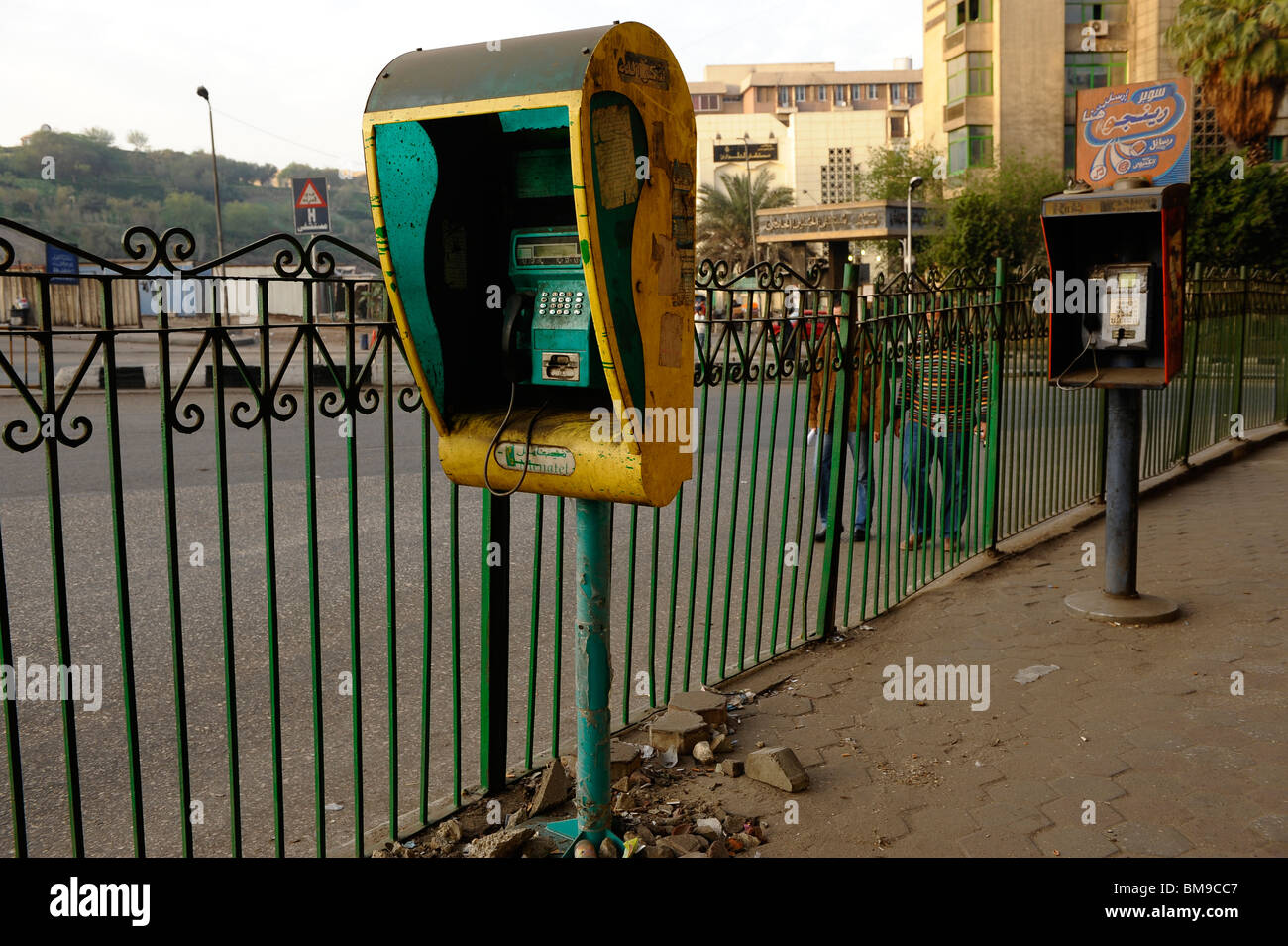 Vecchie cabine telefoniche in multi colori , vicoli del quartiere vecchio,Al ghuriyyah, Cairo Islamico ,il Cairo, Egitto Foto Stock