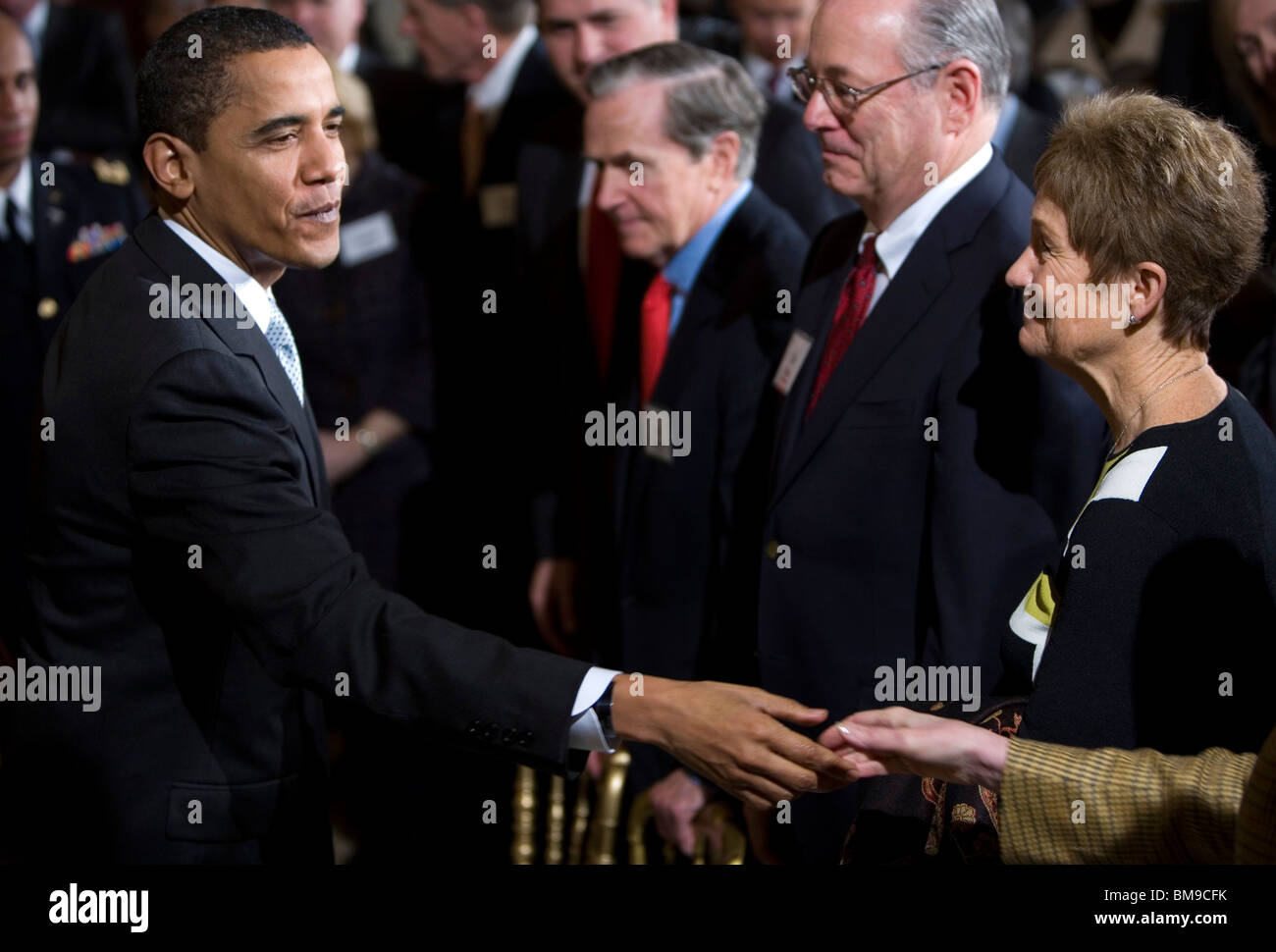 13 febbraio 2009 – Washington, D.C. – il presidente Barack Obama ha fatto commenti sul pacchetto di incentivi economici ai membri del Consiglio d’Affari nella Sala Est della Casa Bianca. Foto Stock