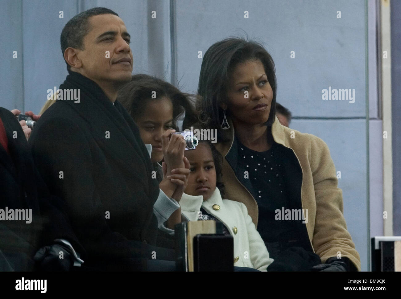 Presidente eletto Barack Obama, Michelle Obama e le figlie Sasha e Malia frequentare il Siamo un concerto. Foto Stock