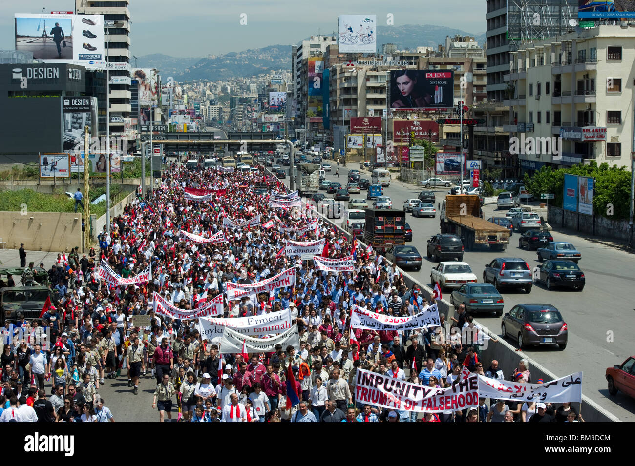 Il 24 aprile migliaia di persone per protestare contro il genocidio negazione Foto Stock