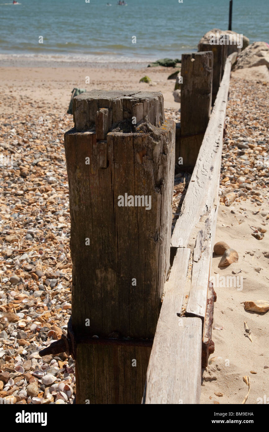 Spiaggia di legno groyne sulla spiaggia con mare Foto Stock