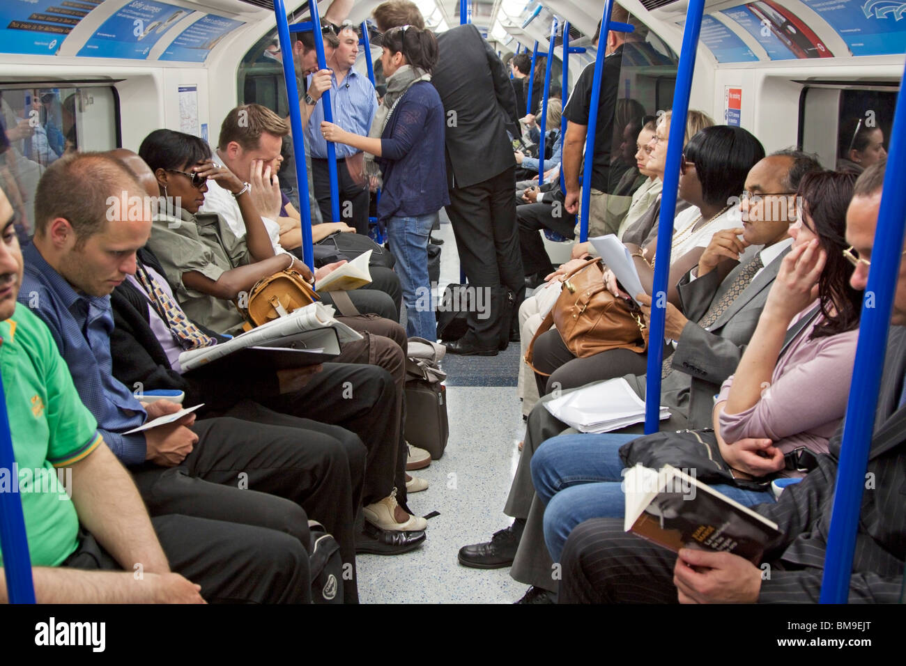 La linea Victoria Treno - con la metropolitana di Londra Foto Stock