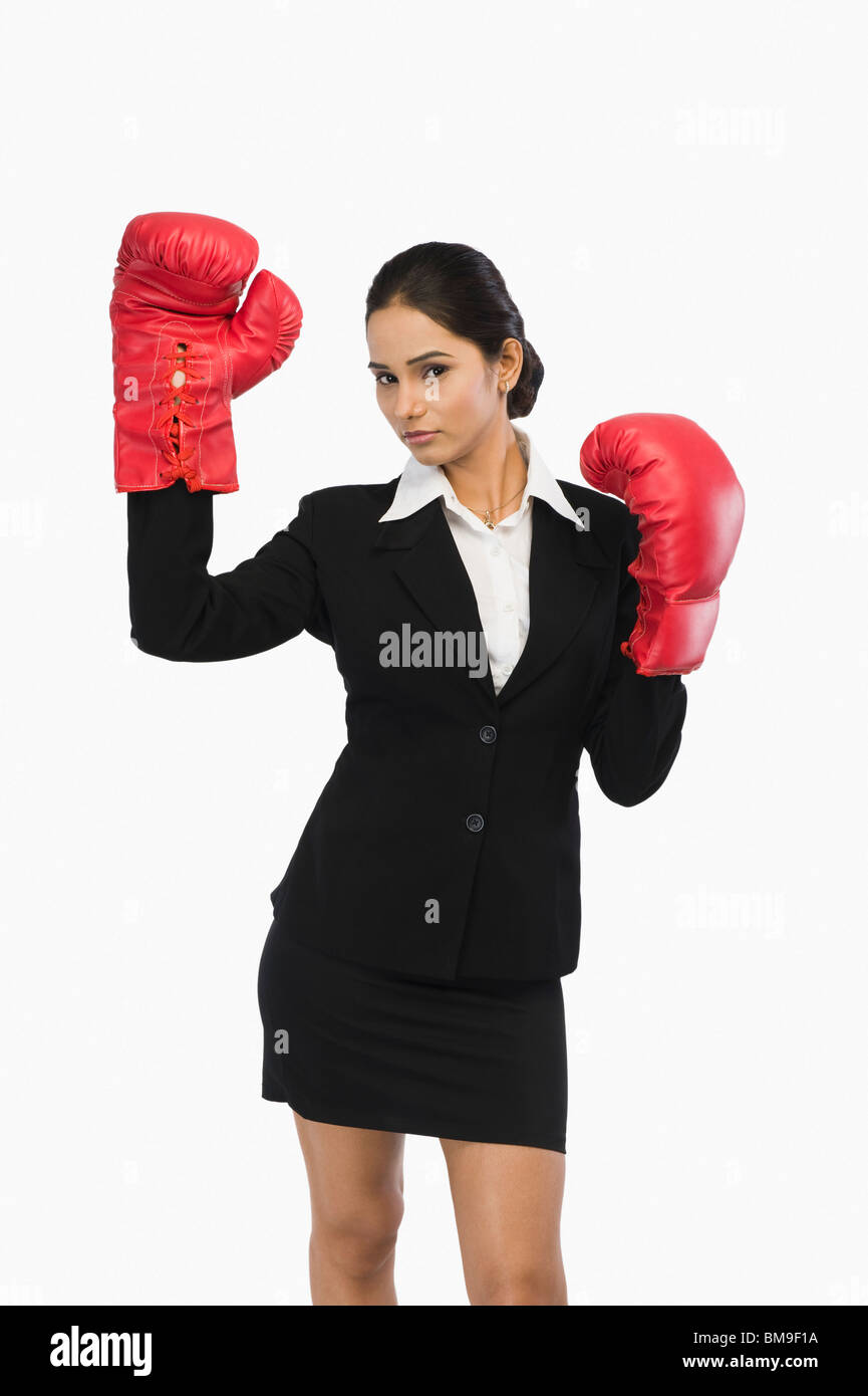 Imprenditrice in guantoni da pugilato Foto Stock