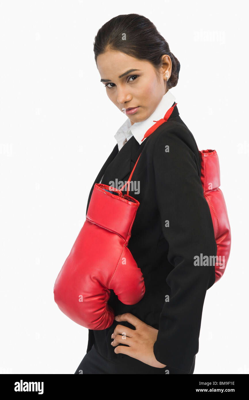 Imprenditrice in guantoni da pugilato Foto Stock
