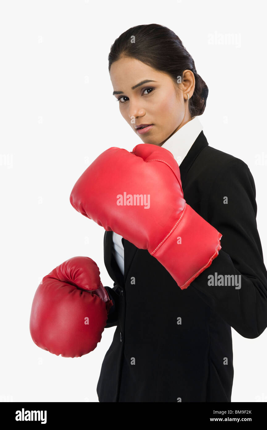 Imprenditrice in guantoni da pugilato Foto Stock