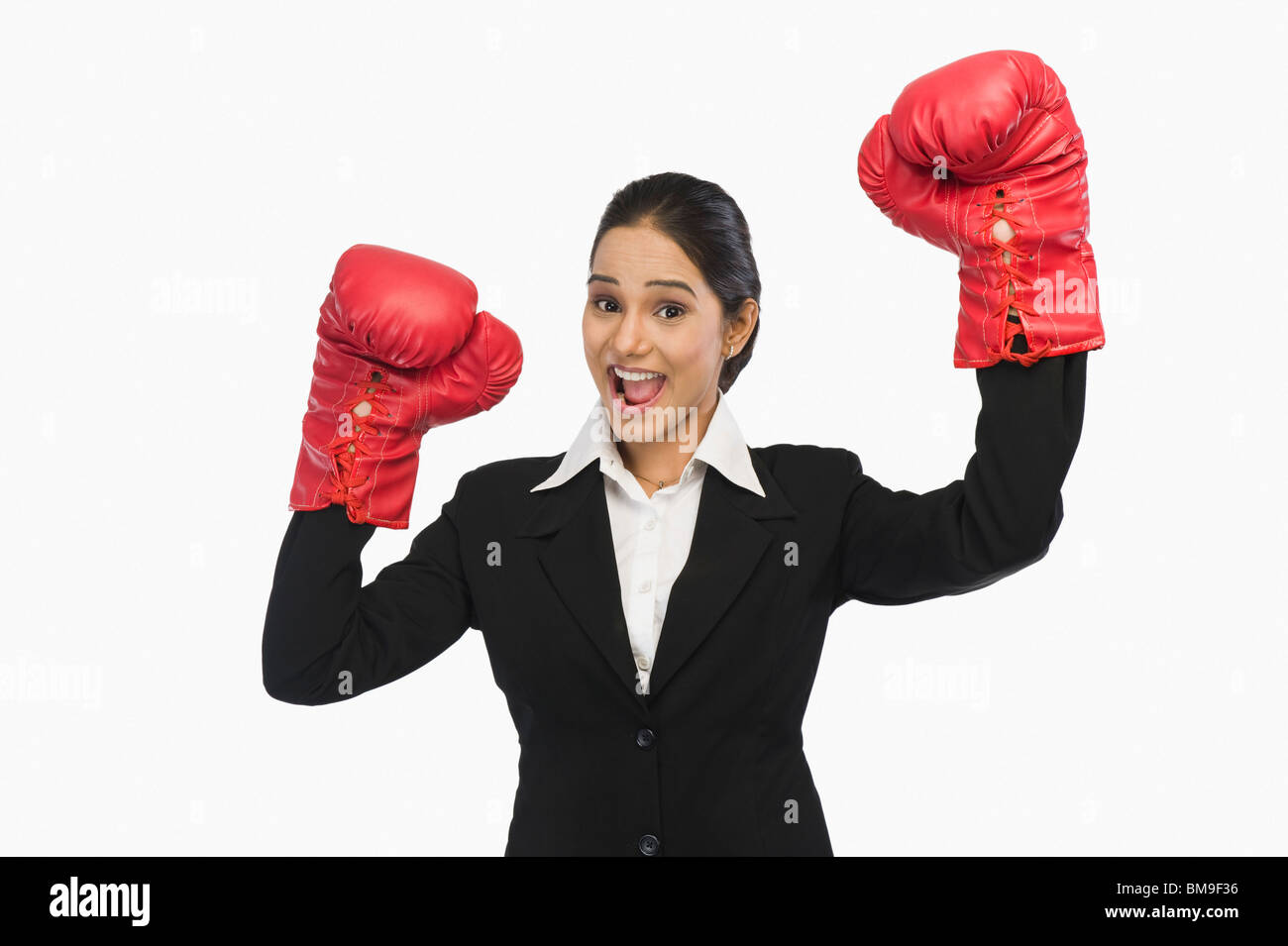 Imprenditrice in guantoni da pugilato Foto Stock