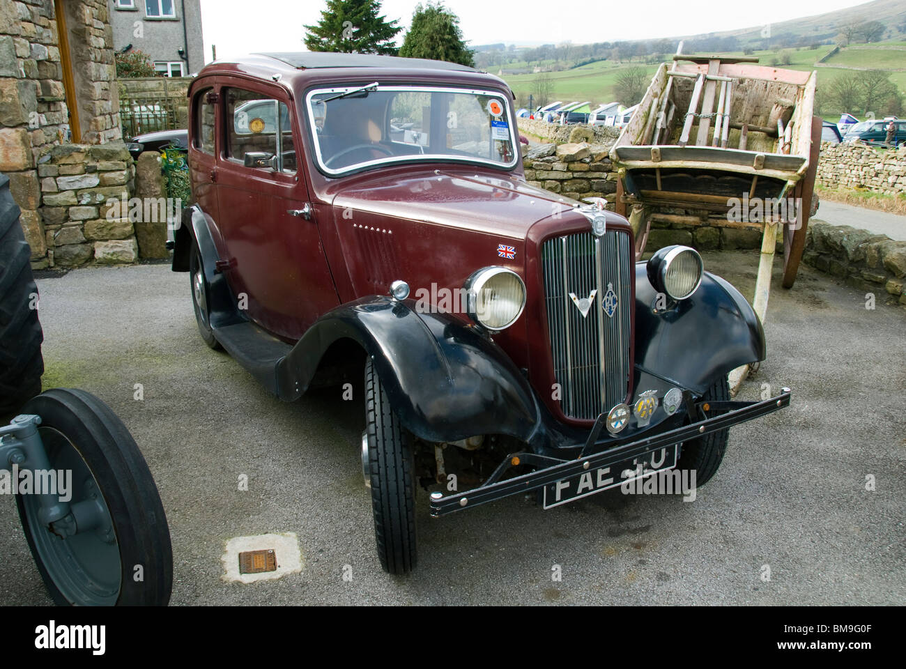 Vintage Morris 8 auto (1935-37 circa) presso il villaggio di ammaccatura, Yorkshire Dales National Park, Cumbria, England, Regno Unito Foto Stock