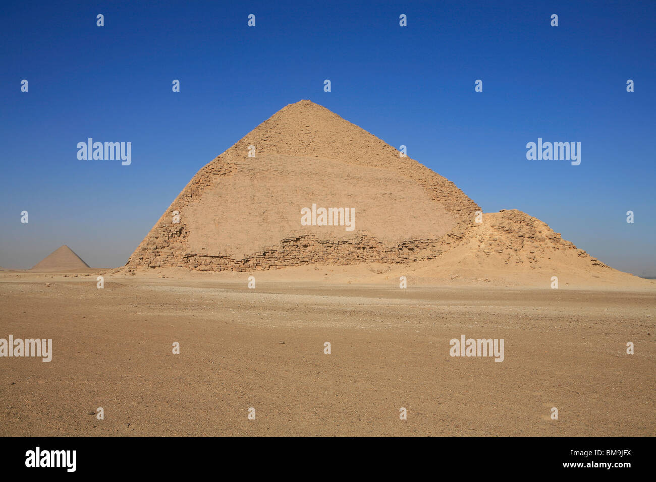 Snofru piegato della piramide con piccola piramide satellite per la sua regina a Dahshur, Egitto Foto Stock