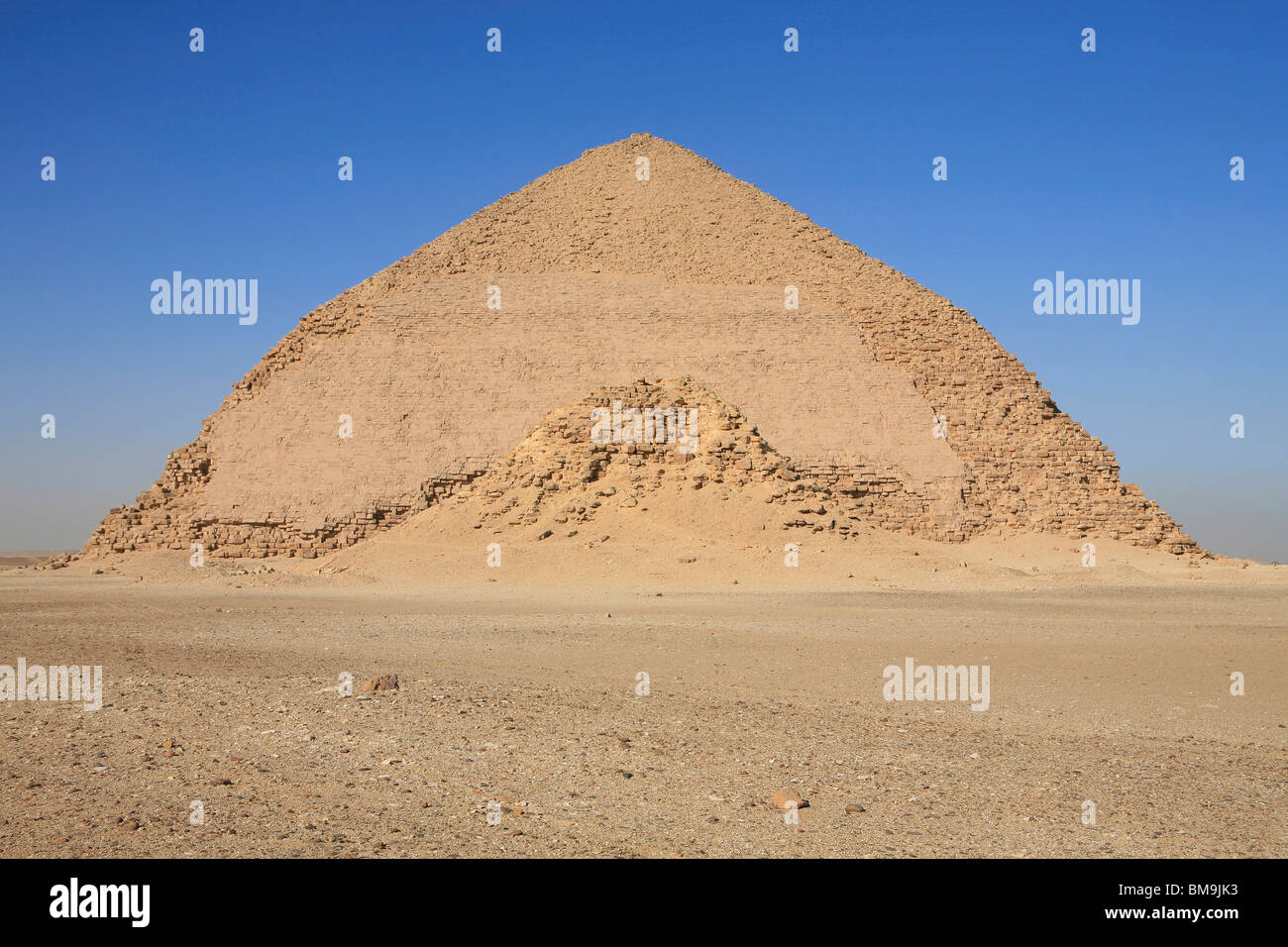 Snofru piegato della piramide con piccola piramide satellite per la sua regina a Dahshur, Egitto Foto Stock