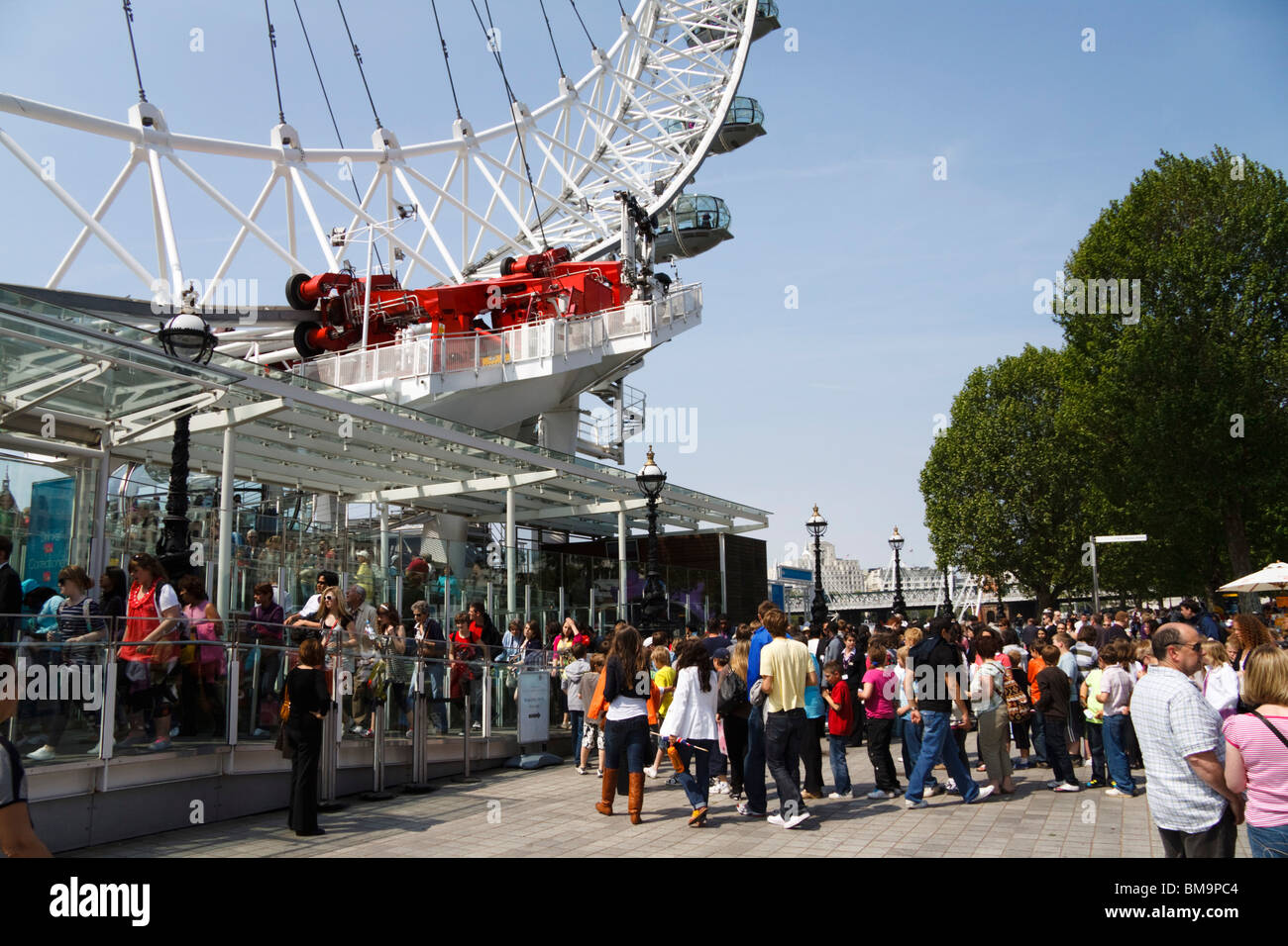 I turisti in coda per il London Eye, Southbank, Londra, Inghilterra Foto Stock