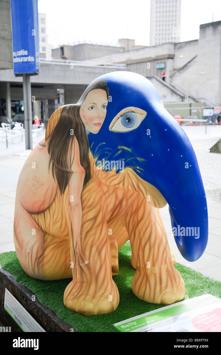 Sally da Joanna maggio parte dell'Elephant Parade London 2010 Foto Stock