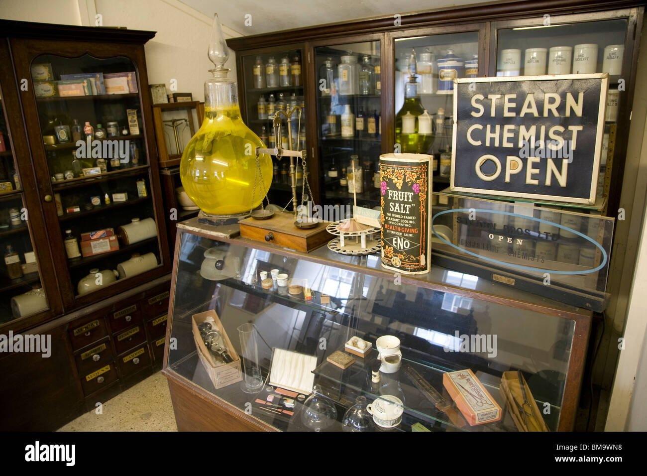 Vecchia farmacia interna, museo di East Anglian Vita, Stowmarket, Suffolk Foto Stock
