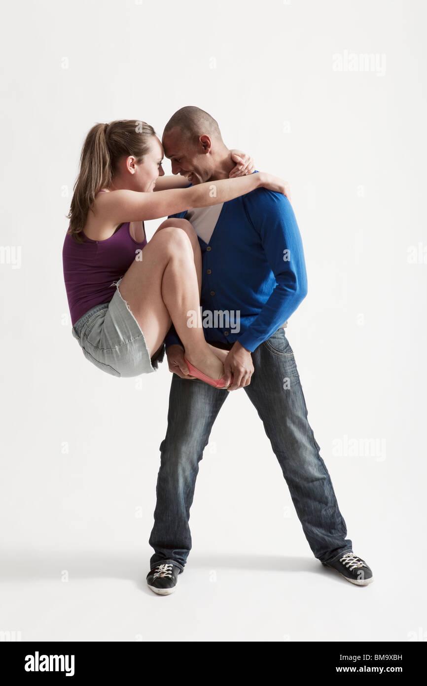 L uomo moderno supporta partner di ballo con scalza Foto Stock