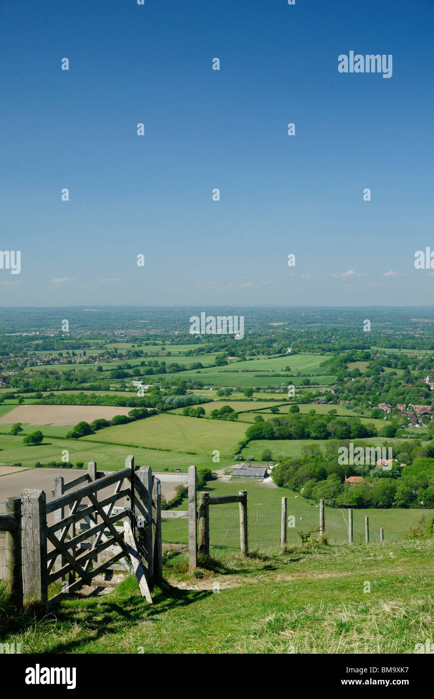 Una vista da Ditchling Beacon in Sussex, Inghilterra, con i campi che si allunga fino all'orizzonte. Foto Stock