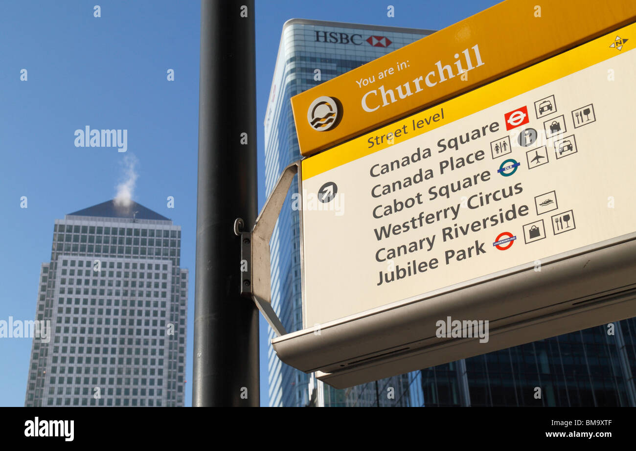 Close up di direzione pedonale di firmare con la vista del Canary Wharf Tower, dietro, Docklands di Londra, Londra, Regno Unito. Foto Stock