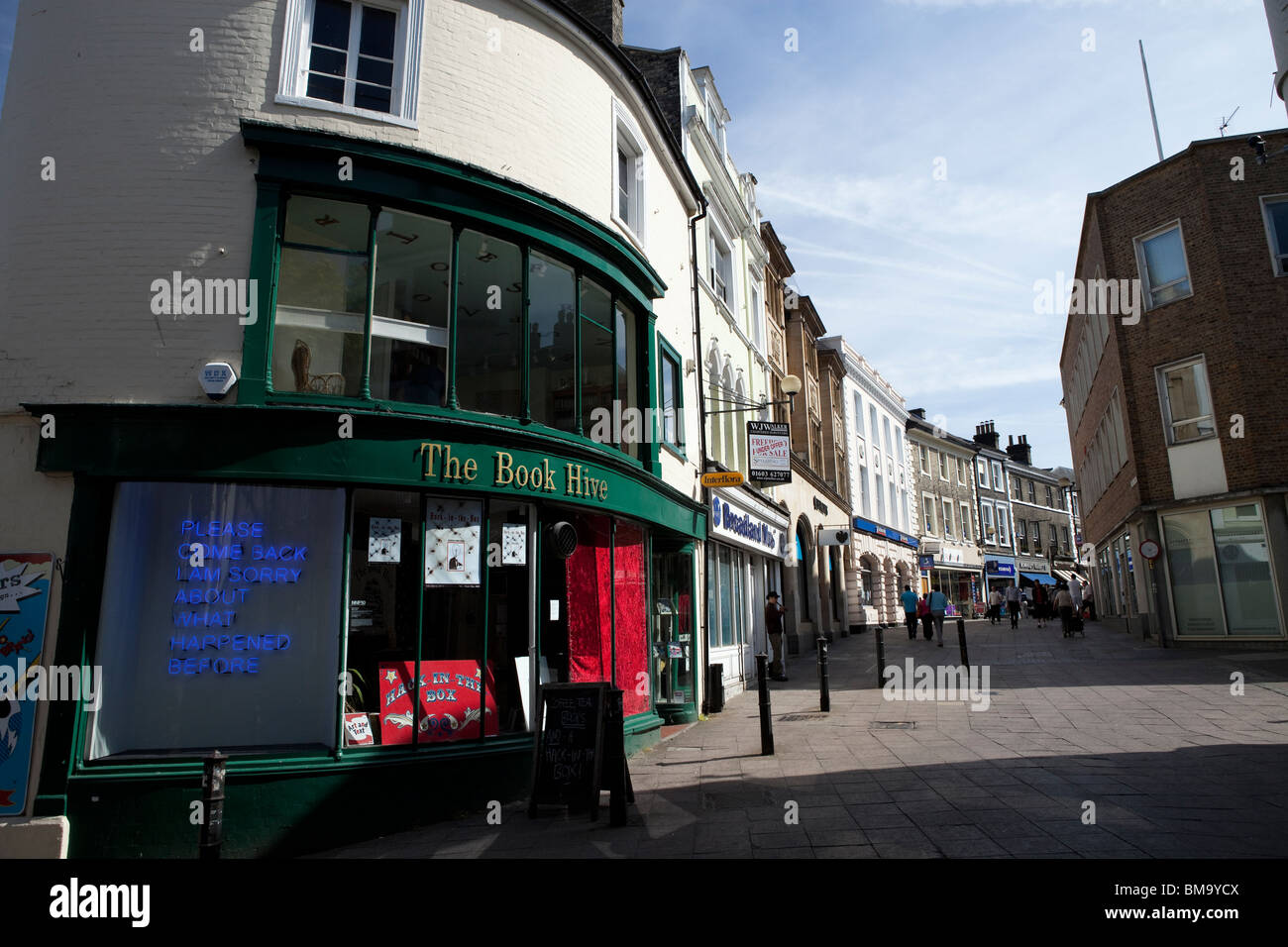 Norwich City street, a sinistra verso il Castello Mall e a destra verso il mercato - L'Alveare indipendente book shop Foto Stock