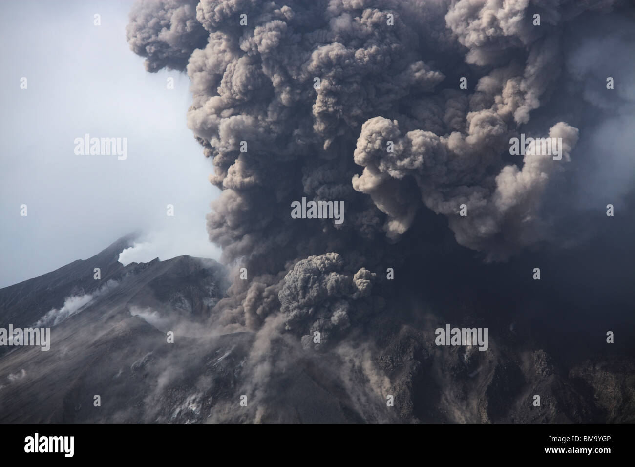 Nube di cenere vulcanica da Sakurajima, Kagoshima, Giappone Foto Stock