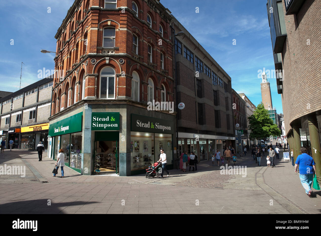 Norwich City street, a sinistra verso il Castello Mall e a destra verso il mercato Foto Stock