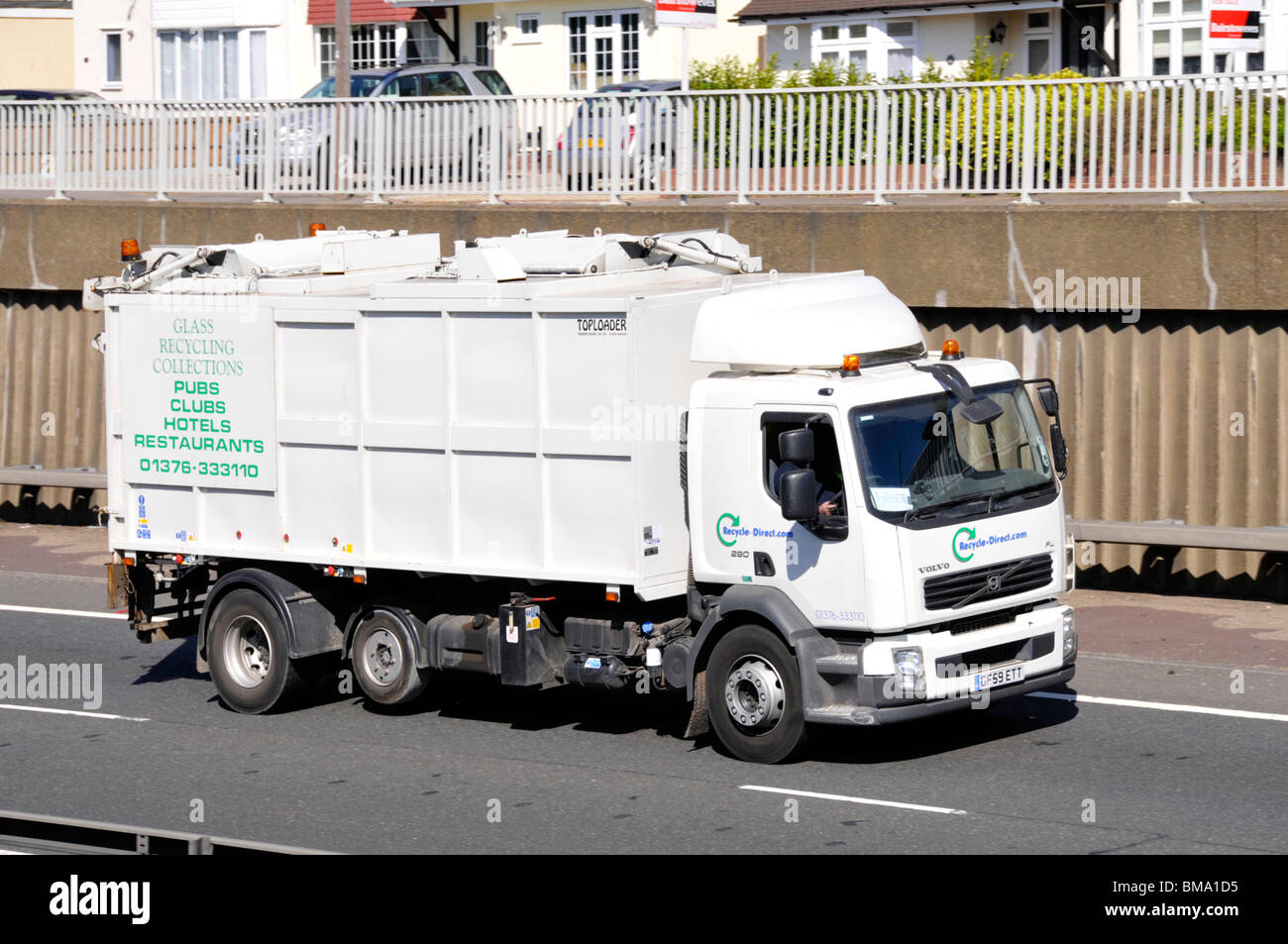 Riciclaggio di camion per la raccolta di vetro da servizi di ristorazione Foto Stock