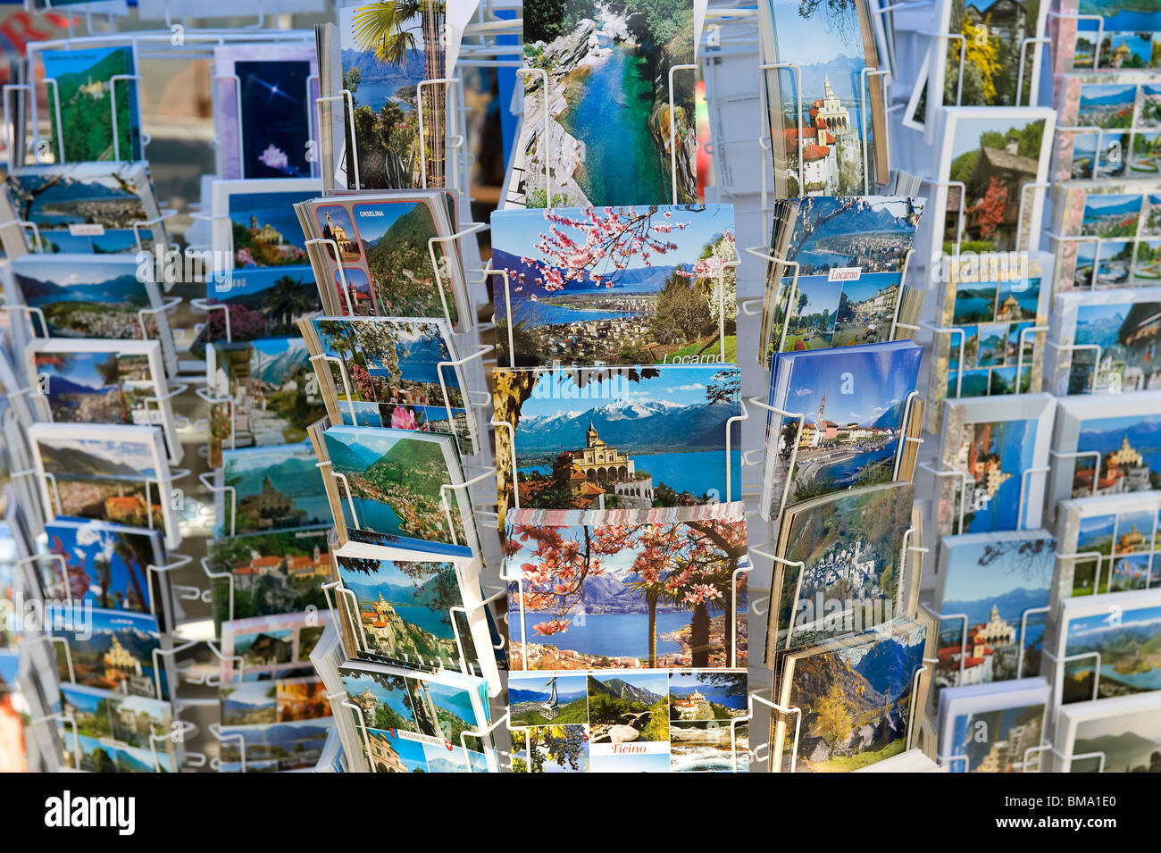 Cartoline colorate in rack, Locarno, Svizzera Foto Stock