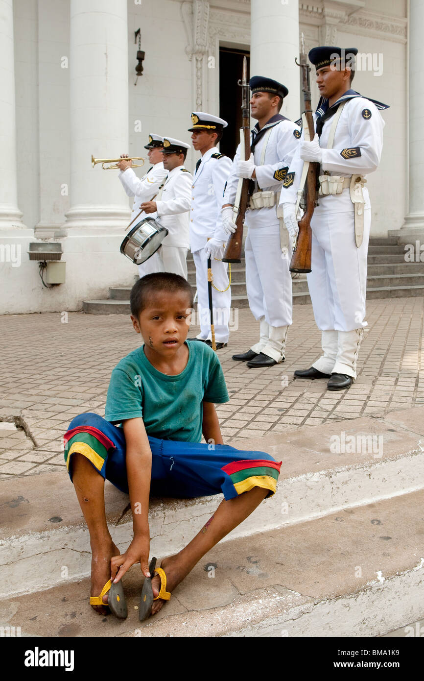 Cambio di guardia a Il Panteon de los eroi in Asuncion, ragazzo seduto di fronte al Pantheon Foto Stock