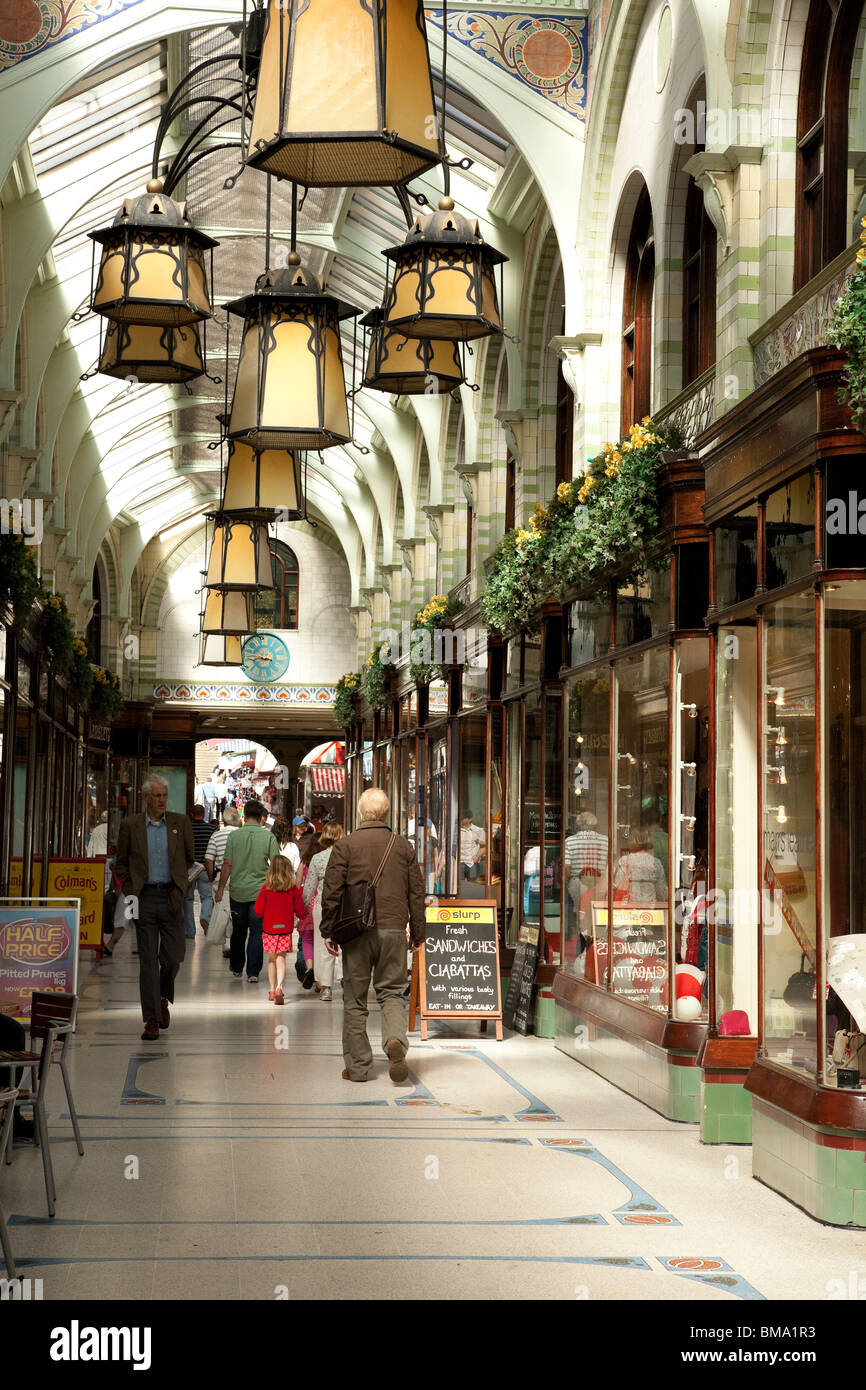 L Art Nouveau Royal Arcade nel centro città di Norwich. Foto Stock