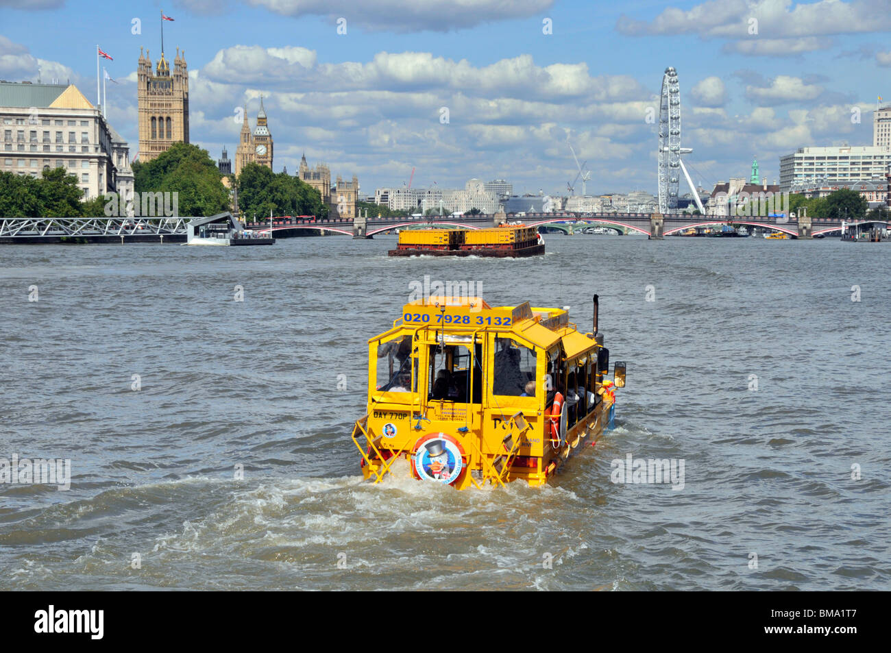 Londra UK business Duck Tours trasporto anfibio giallo escursione in barca per viaggi turistici sul fiume Tamigi a Westminster Bridge & London Eye Foto Stock