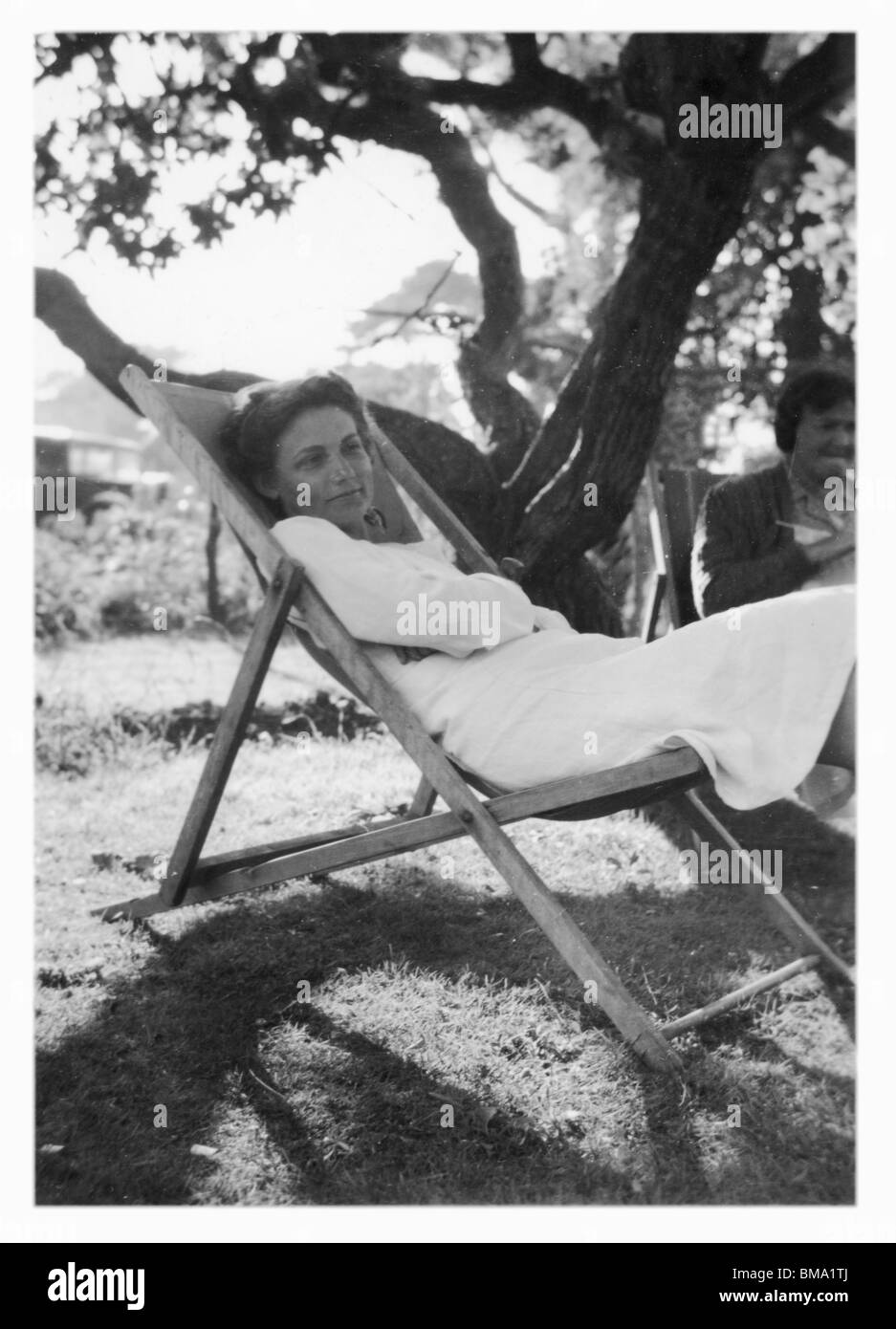 Archivio Immagine: giovane donna in sedia a sdraio (1940s) Foto Stock