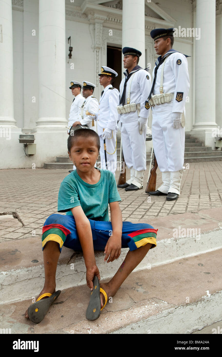 Cambio di guardia a Il Panteon de los eroi in Asuncion, ragazzo seduto di fronte al Pantheon Foto Stock
