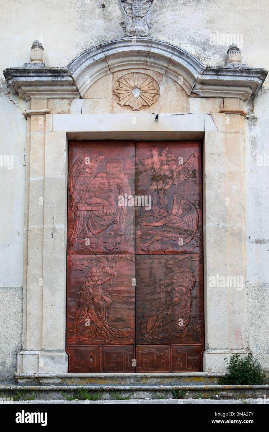 Porta della chiesa, Civitretenga, Navelli, Abruzzo, Italia Foto Stock