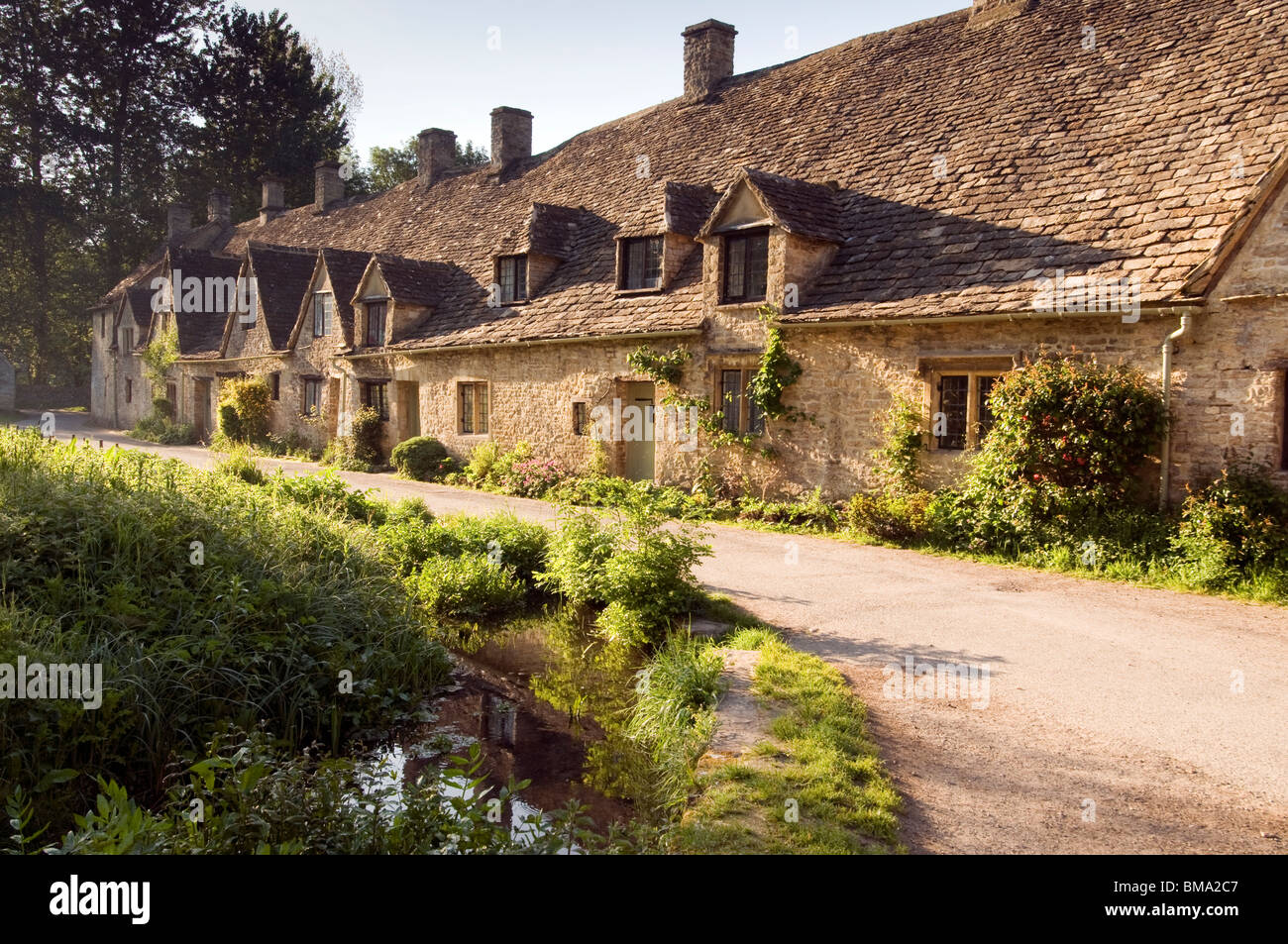 Cotswolds - il famoso cottage di tessitori di Arlington riga nella luce del mattino Foto Stock