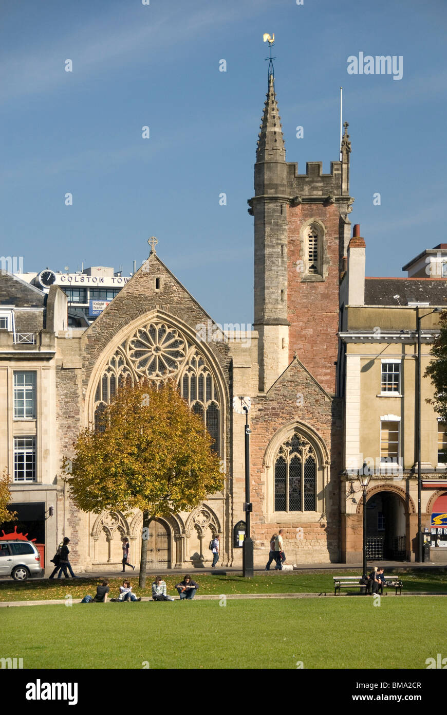 Chiesa e case, persone sul prato, Park Street, College Green, Bristol, Regno Unito Foto Stock
