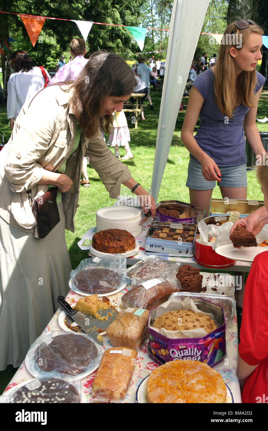 Torte fatte in casa in un estate Fete torta in stallo Foto Stock
