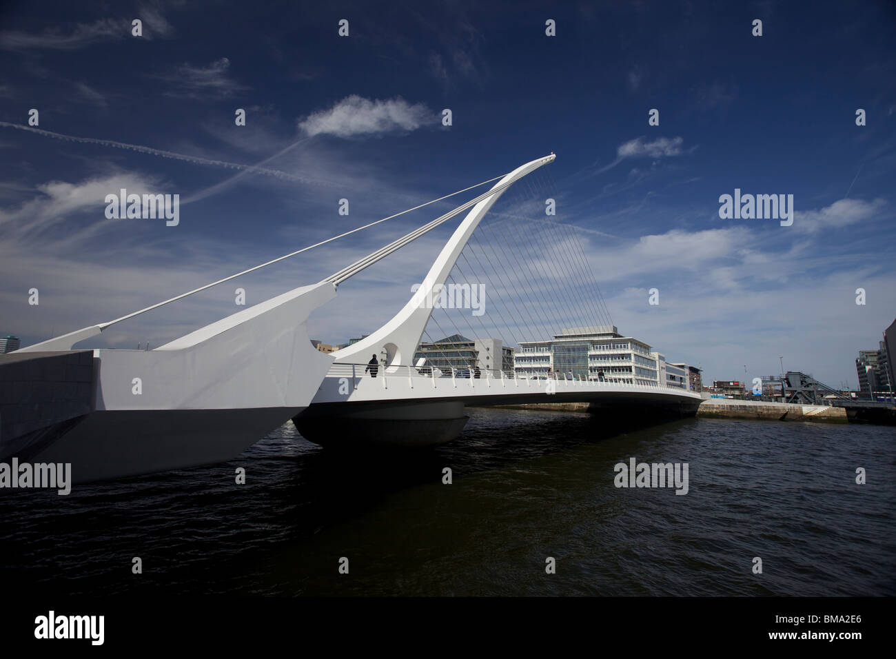 La Samuel Beckett ponte che attraversa il fiume Liffey a Dublino, Irlanda. Il ponte è vicino al Dublin Docklands e Irish Financial Services Centre. Foto Stock
