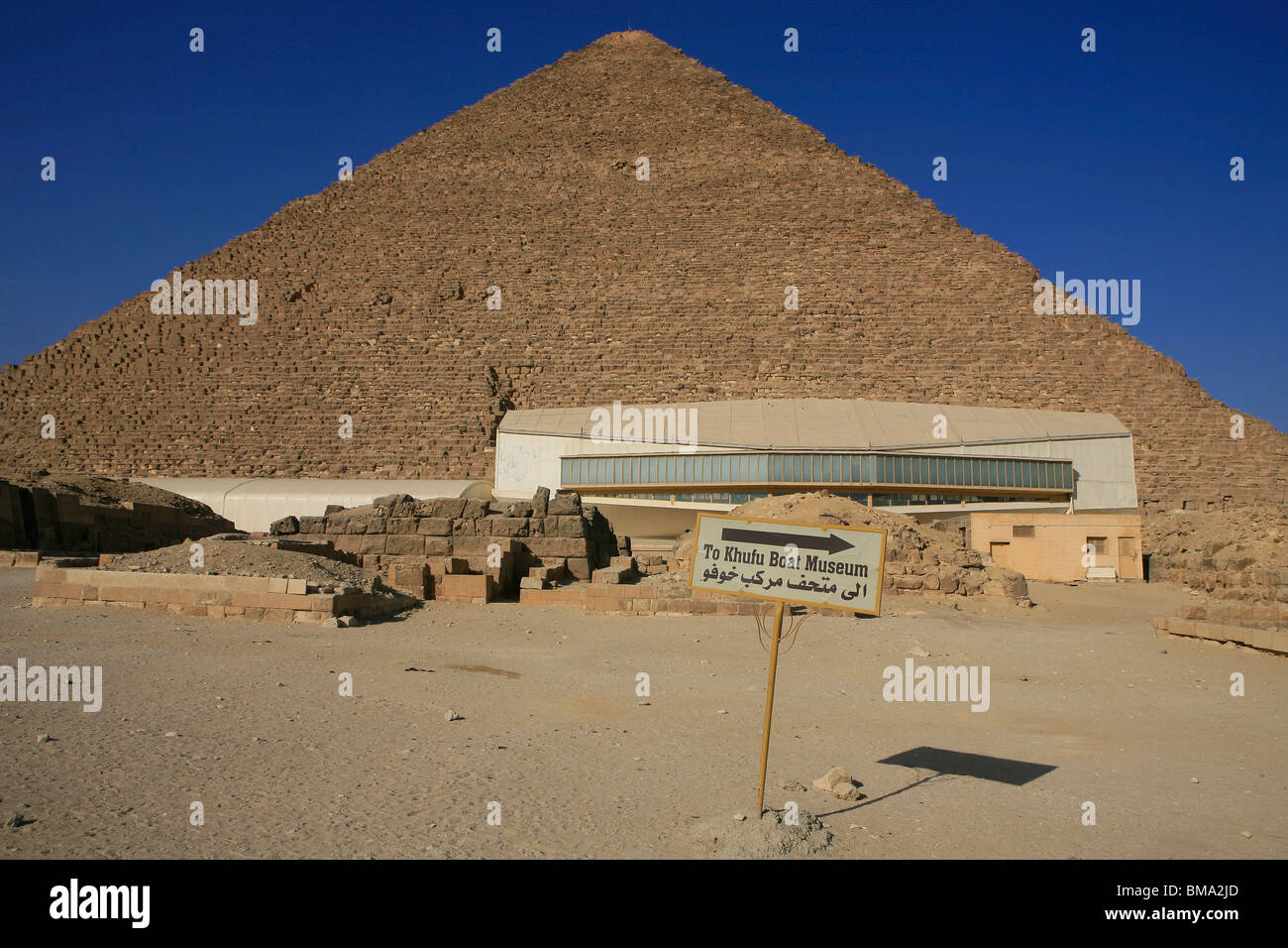 La Grande Piramide del Faraone Khufu e la barca solare Museum di Giza in Egitto Foto Stock