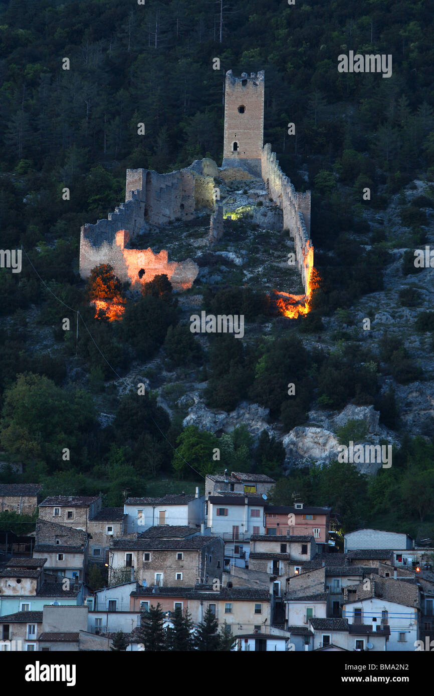 Xii secolo castello che domina il borgo di San Pio delle camere in Abruzzo, Italia Foto Stock