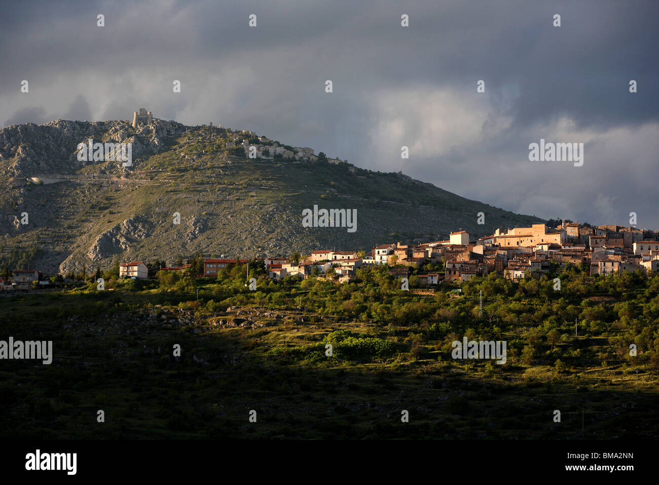 Rocca Calascio&Castelvecchio come visto da Carapelle Calvisio, Abruzzo, Italia. In questa regione George Clooney è di nuovo film è stato girato in Foto Stock