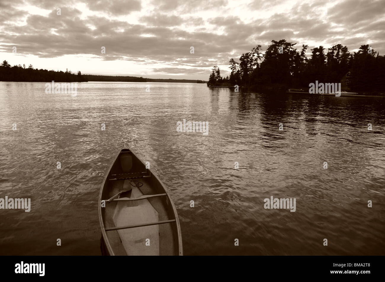 Il lago dei boschi, Ontario, Canada; barca sull'acqua Foto Stock